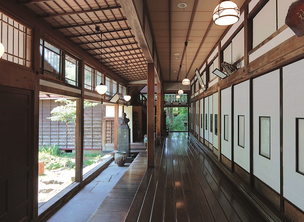 「廊下を兼ねた縁側」：天然秋田杉を使った長さ16メートルの一枚板